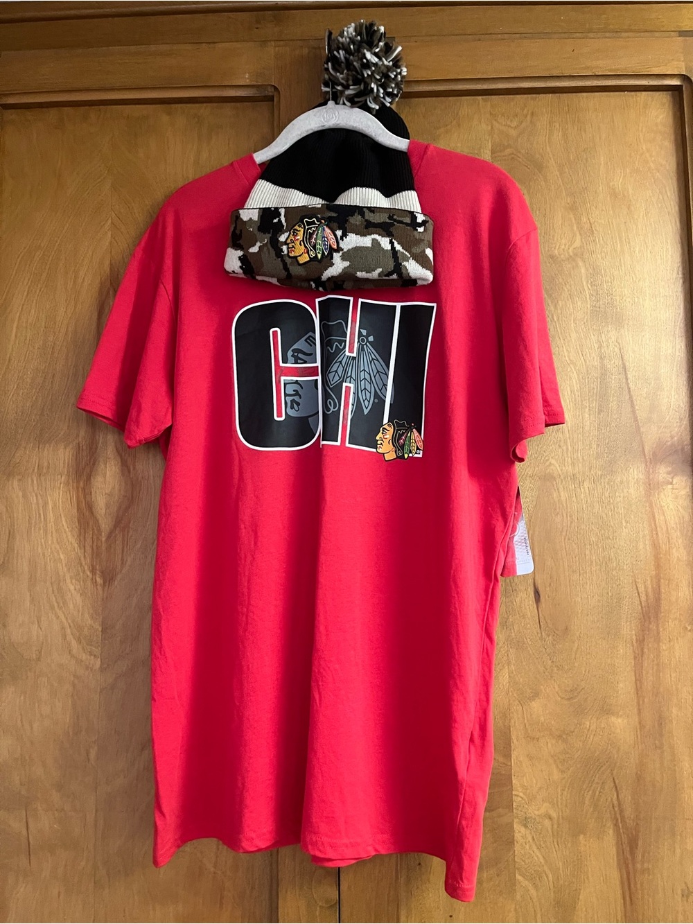 Chicago Blackhawks bundle Sz L t shirt nwt nhl brand beanie nwot adidas